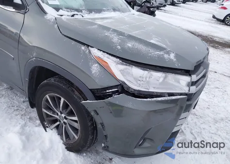 2018 Toyota Highlander Xle z USA, uszkodzony, nr VIN 5TDJZRFHXJS870221